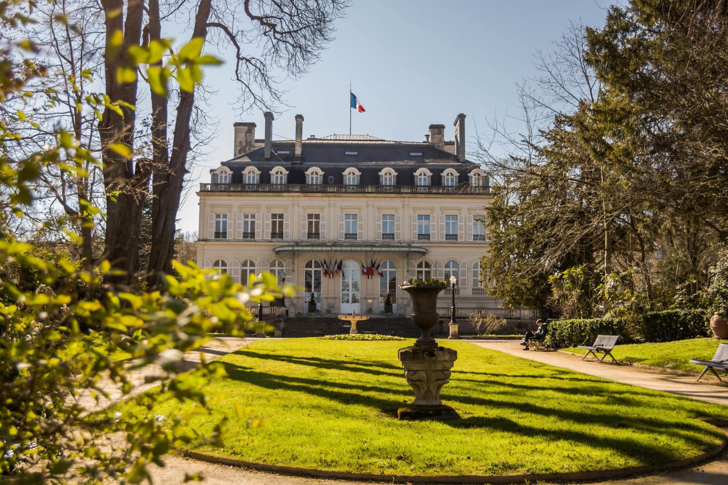 In the heart of the city of Epernay, the town hall and its superb park on the Avenue de Champagne.